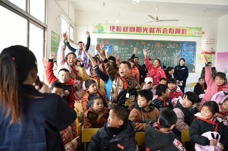 熊猫团委开展“青春照亮扶贫路”主题活动